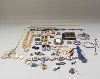 263 Lot 123 Vintage costume jewelry collection