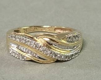 065 Lot 288 14k gold and diamond ring