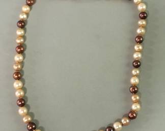 103 Lot 258 Pearl necklace with 14k gold clasp
