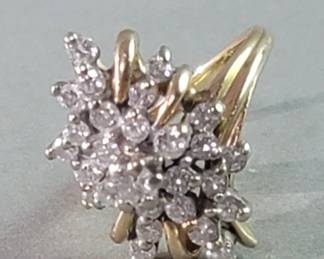 043 Lot 283 14k gold and diamond ring