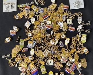509 Lot 399h Lot of 200 assorted pins