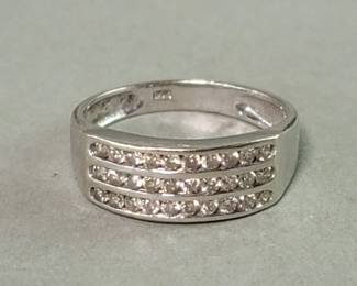 064 Lot 284 14k gold and diamond ring
