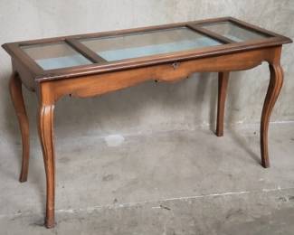 118 Lot 69 Vintage walnut display table with key