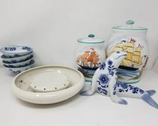 581 Lot 456 Pair of Italian pottery canisters, porcelain