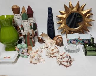 403 Lot 332h Various vintage items seashells, carvings,