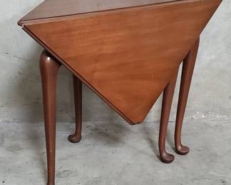091 Lot 73 Kittinger mahogany handkerchief drop leaf corner