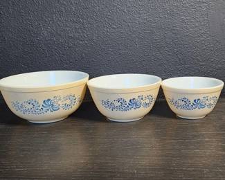 465 Lot 371h 1970s Pyrex Homestead nesting bowls
