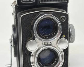 076 Lot 150 Vintage YashicaMat LM camera