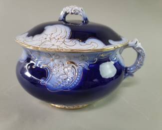 560 Lot 432 La Belle antique porcelain chamber pot