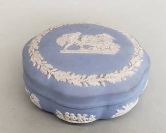 254 Lot 107 Vintage Wedgwood jasperware trinket box
