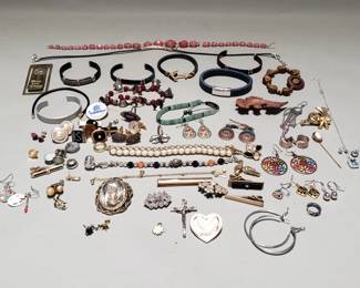 382 Lot 320 Group of costume jewelry, bracelets, earrings,