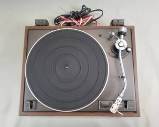 081 Lot 304 Vintage pioneer model PL12D turn table
