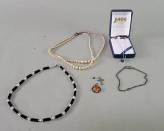 182 Lot 205 Sterling silver cross pendant, chain