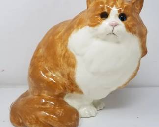 578 Lot 452 Vintage ceramic cat, missing one eye