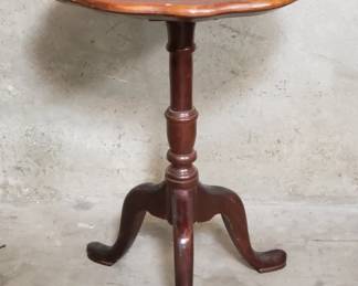 119 Lot 70 Vintage mahogany tilttop pie crust table