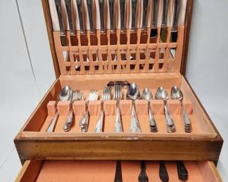 421 Lot 342h Vintage Rogers triple plate silver utensils