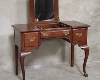 089 Lot 180 Ethan Allen Georgian court vanity table with