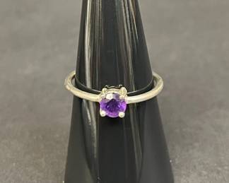585 Lot 460h Vintage sterling silver and amethyst ring