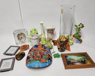 423 Lot 344h Misc vintage items ceramic frogs, foo dog