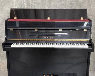 010 Lot 303h Yamaha M1B upright piano