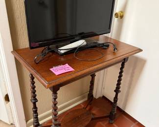 Antique Oak Barley twist table, flat screen TV with Roku