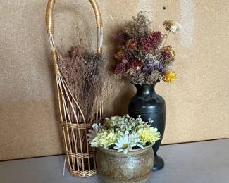 d Set of Three Decorative Vases with Dried Floral Arrangements
