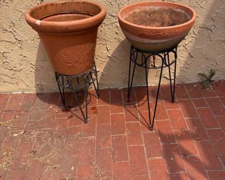 g Set of Two Terracotta Planters on Black Metal Stands