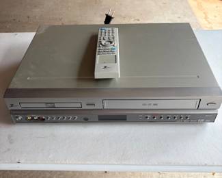 e Zenith XBV343 DVD Player and Video Cassette Recorder Combo