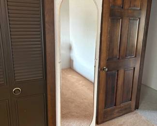 f Wall Mirror with Rounded Arch Design
