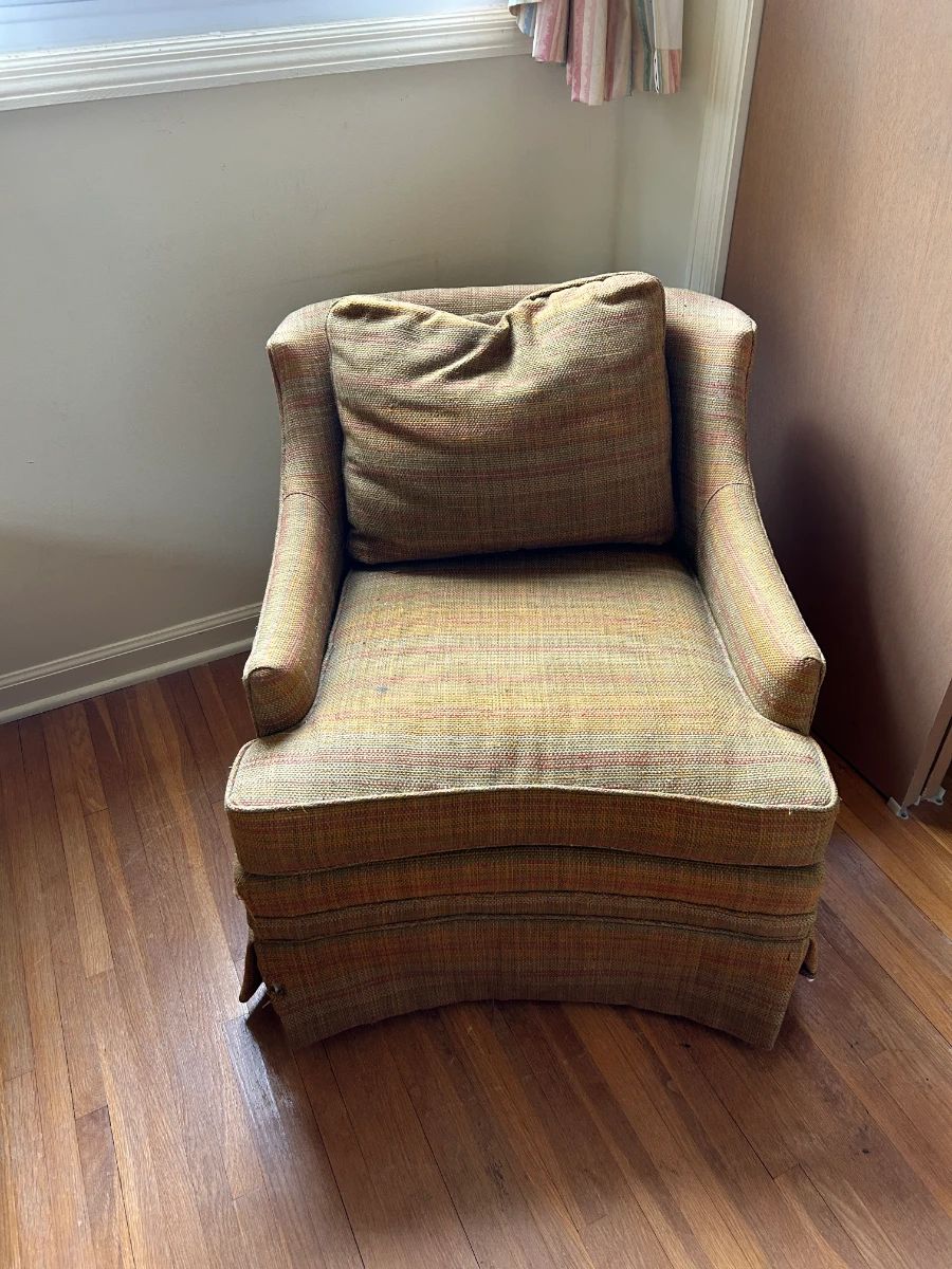#007	North Hickory Furniture - Laurel Collection Upholstered Chair w/button Back and Loose Cushion	 $30.00 			 #008	North Hickory Furniture - Laurel Collection Upholstered Chair w/button Back and Loose Cushion	 $30.00 			