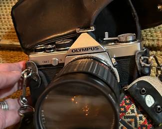 #093 Olympus 0M2 35mm camera 28mm- 80mm lens w case $75.00