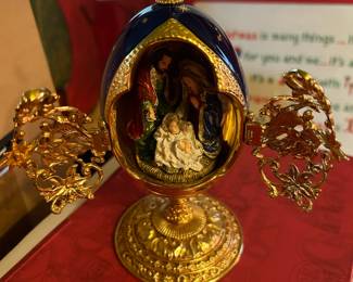 #081 The King is born collectors Egg metal and porcelain #28541 $25.00