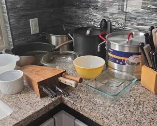 SM182Large Kitchen Pots And Pans And Misc Bowls