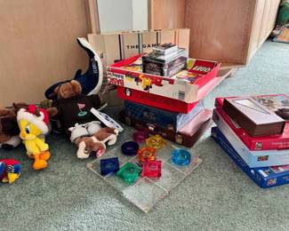 SM255Stuffed Animals And Game Miscellaneous Lot