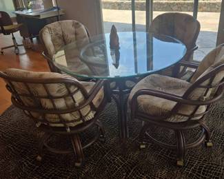 SM2944 Rattan Chaits And Round Glass Table