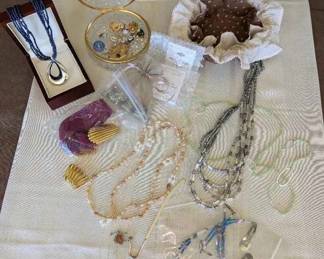 SM279Costume Jewelry And Trinket Box Mystery Lot 