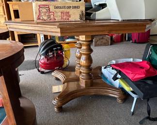 Ethan Allen Classic Manor Collection Solid Maple Pedestal Dining Table