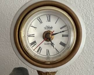 Melody in Motion Clockpost Willie Figurine third image
