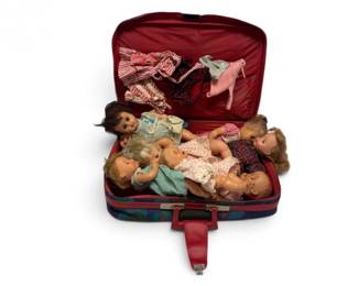 157 VintageMixedDollCollectionwClothingSuitcase