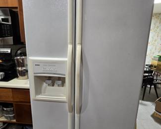 Refrigerator 