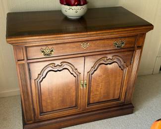 Thomasville Georgian-style cherry flip-top server