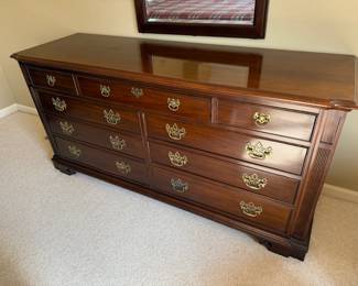 Thomasville Chippendale-style mahogany dresser