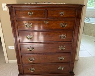 Thomasville Georgian-style mahogany tall boy dresser