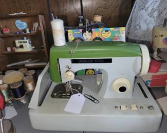 Miniature toy sewing machines
