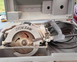 Skill saw with carrying case