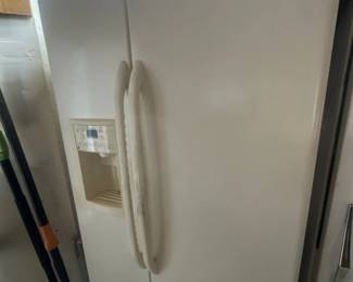 Refrigerator / Freezer - side by side