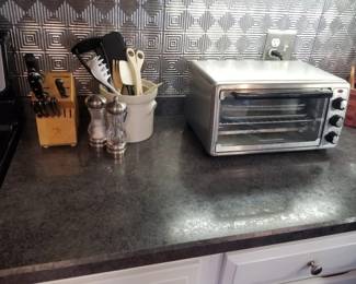 Kitchen gadgets; cutlery; Hamilton Beach toaster oven