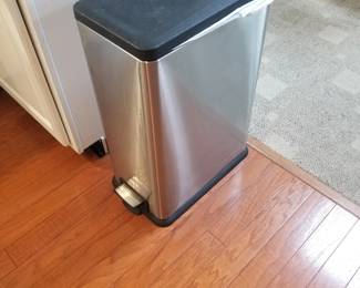 Step trash can