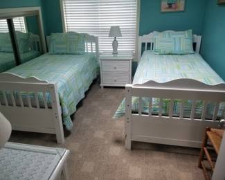 Twin beds; nightstand; table lamp