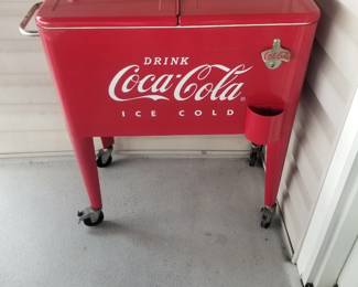 Rolling beverage cooler